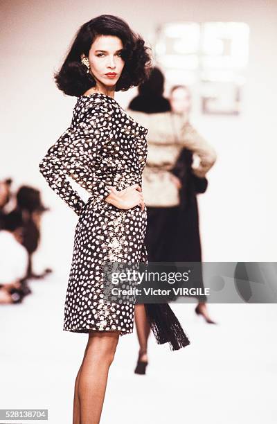 Dalma Callado walks the runway at the Givenchy Ready to Wear Fall/Winter 1989-1990 fashion show during the Paris Fashion Week in March, 1989 in...