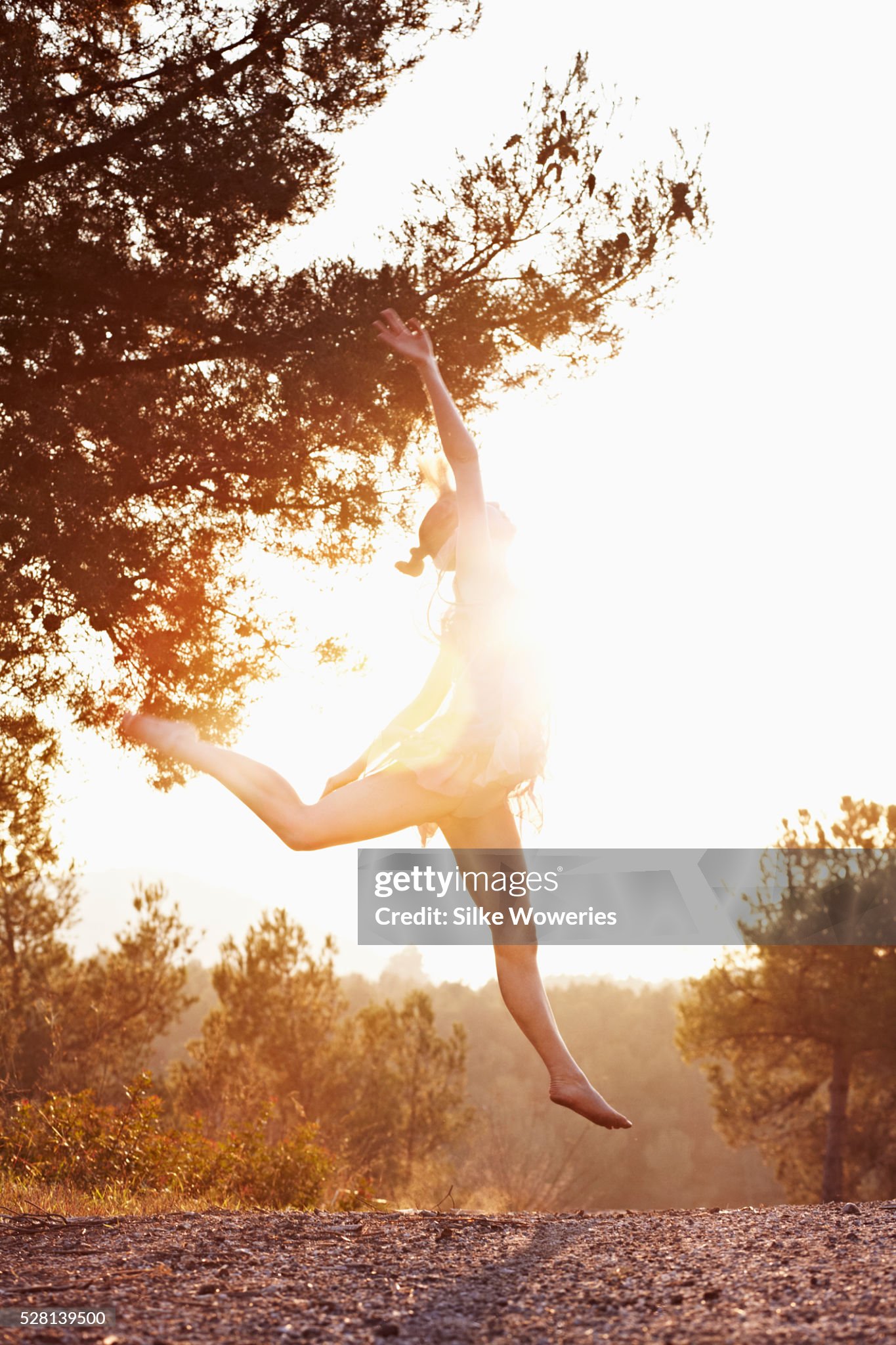 https://media.gettyimages.com/id/528139500/photo/young-woman-dancing-at-sunset.jpg?s=2048x2048&amp;w=gi&amp;k=20&amp;c=X4Rr589eHJHqR-jUDg-6XBRM4nQLkl1nOxkiXCwIXaQ=