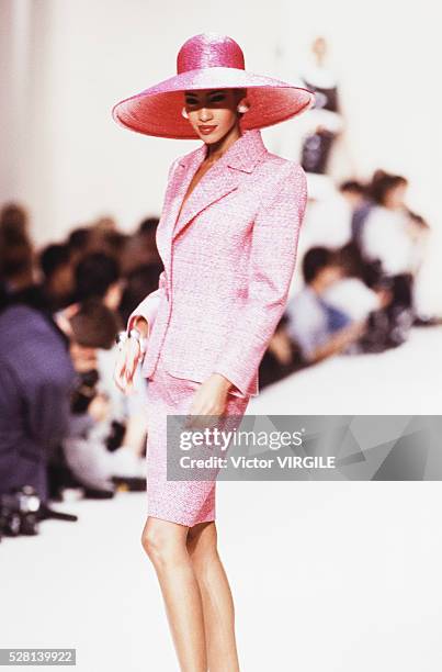 Model walks the runway at the Givenchy Ready to Wear Spring/Summer 1989 fashion show during the Paris Fashion Week in October, 1988 in Paris, France.
