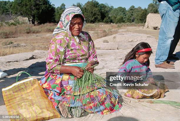 tarahumara indian woman weaving grass - tarahumara 個照片及圖片檔