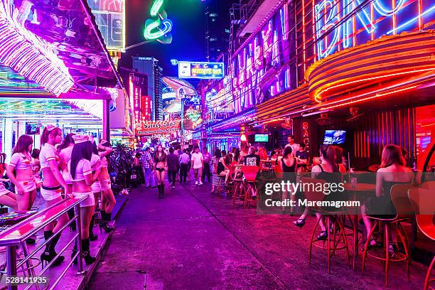 sukhumvit, the red light district of soi cowboy - prostitutie stockfoto's en -beelden