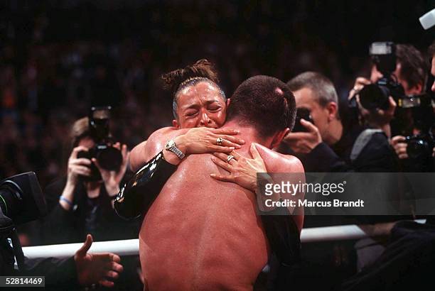Halbschwergewicht Berlin; Weltmeister 1998 Graciano ROCCHIGIANI/Berlin umarmt seine Ehefrau CHRISTINE