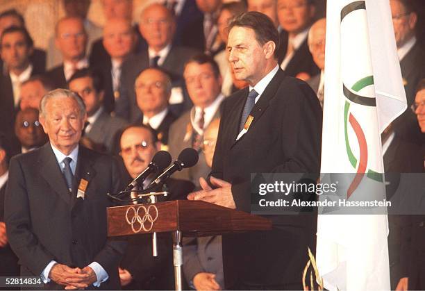 Moskau; WAHL DES NEUEN IOC PRAESIDENTEN; Alter und neuer IOC PRAESIDENT - lks.: Juan Antonio SAMARANCH und Dr. Jacques ROGGE/BEL - IOC PRAESIDENT -