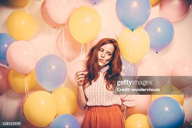 mujer joven de pie delante de una pared de globo aerostático - balloon girl fotografías e imágenes de stock