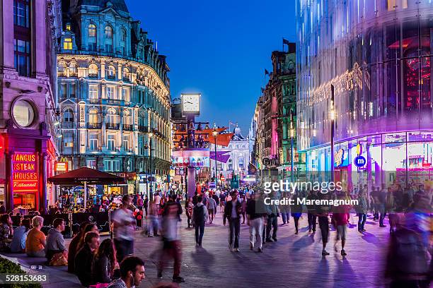 west end, people in leicester square - london england stock-fotos und bilder