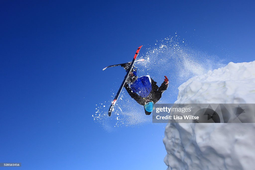 SNOWBOARDER ON THE REMARKABLES SKI FIELDS