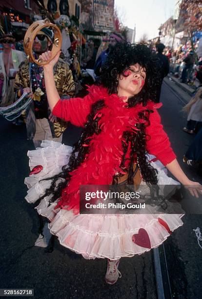 costumed dancer at mardi gras - mondo kayo imagens e fotografias de stock