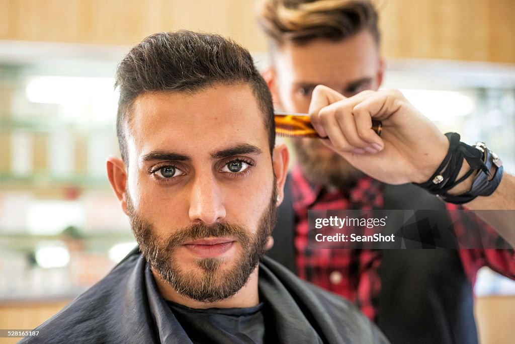 Junger Mann im Friseur