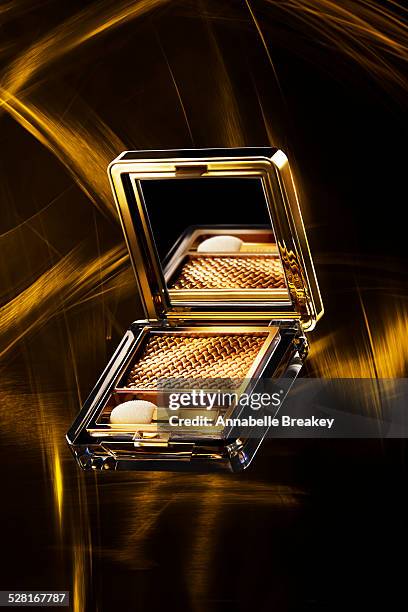 gold eyeshadow compact - compact mirror stockfoto's en -beelden