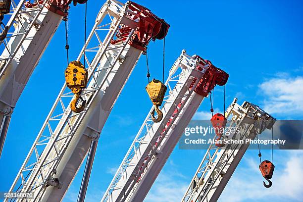 cranes - construction cranes stockfoto's en -beelden