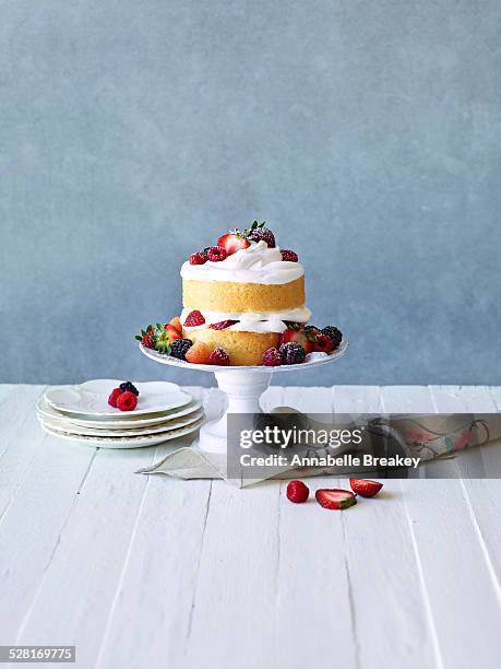 still life: berry cream layer cake - cakestand stock-fotos und bilder