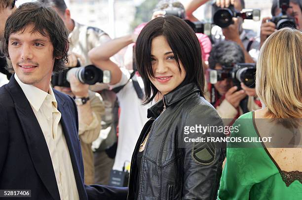 Italian actress Asia Argento smiles at photographers as she poses with US actor Lukas Haas and member/founder of US rock band Sonic Youth and actress...