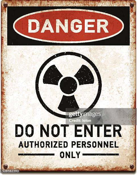 illustrations, cliparts, dessins animés et icônes de métallisé vieilli pancarte avec trèfle symbol_vector risque symbole de radioactivité - radioactive warning symbol