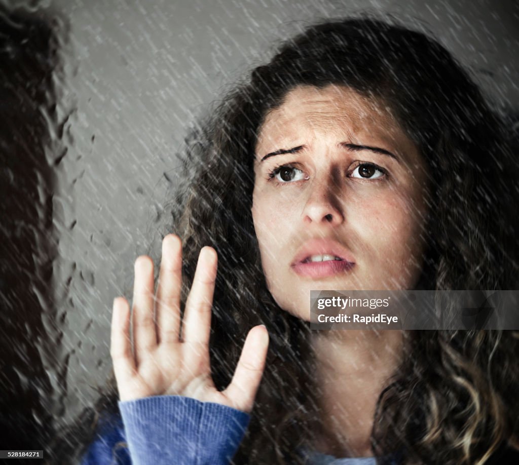 Desvanecido jovem Beleza Olhando Infelizmente, a chuva-manchas de Janela