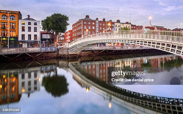 ha'penny bridge, dublin, ireland - hapenny bridge stock pictures, royalty-free photos & images