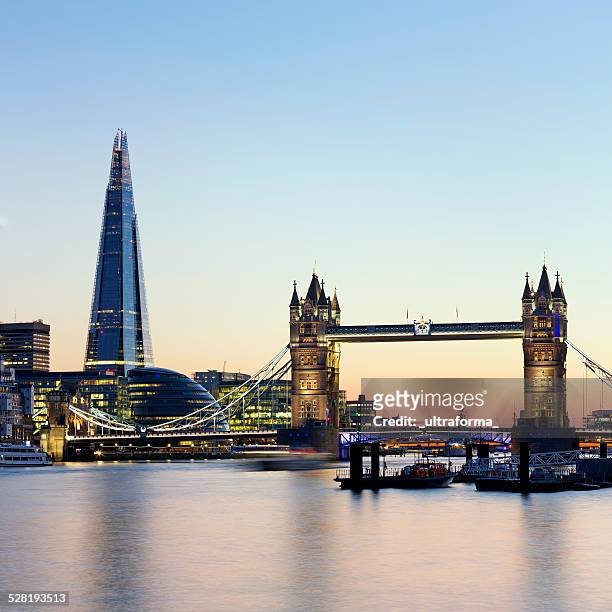 torre de londres e a ponte shard - views of london from the shard tower imagens e fotografias de stock