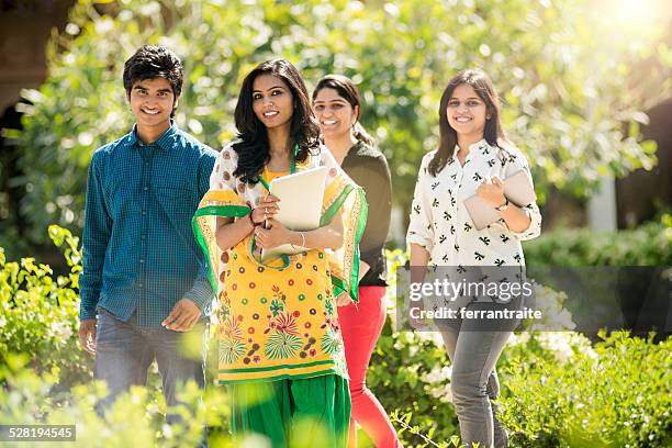 junge indische studenten hängen auf schule-gelände - indian college students stock-fotos und bilder