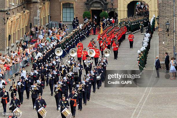 military ceremony on binnenhof during prinsjesdag in the hague - prinsjesdag stockfoto's en -beelden