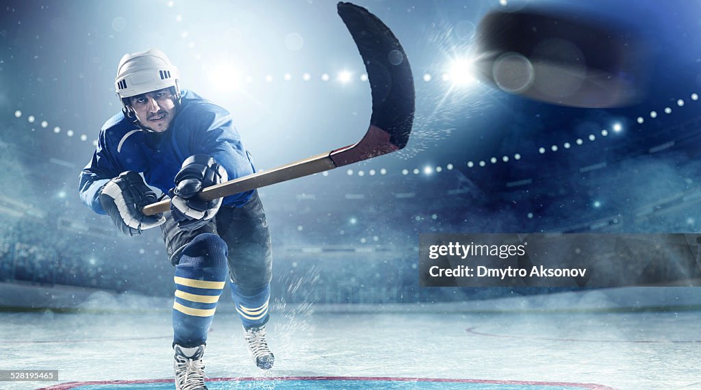 Jugador de hockey sobre hielo en acción