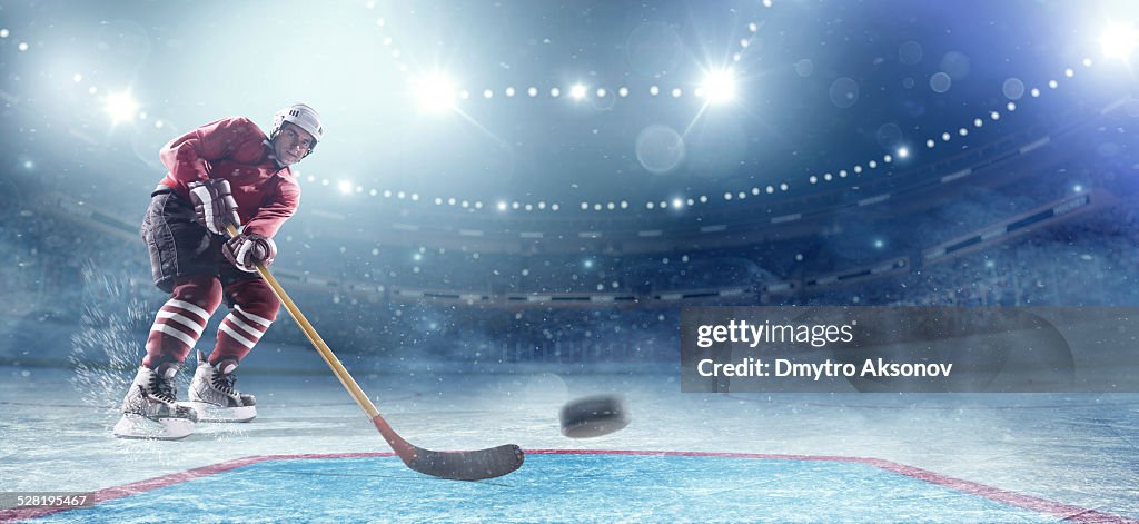 Jugador de hockey sobre hielo en acción