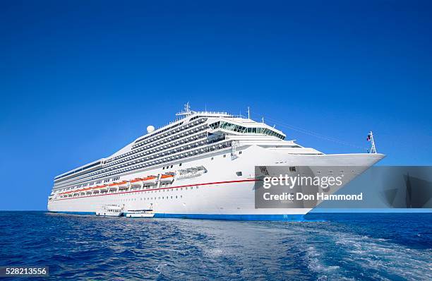cruise liner at sea - cruise liner foto e immagini stock