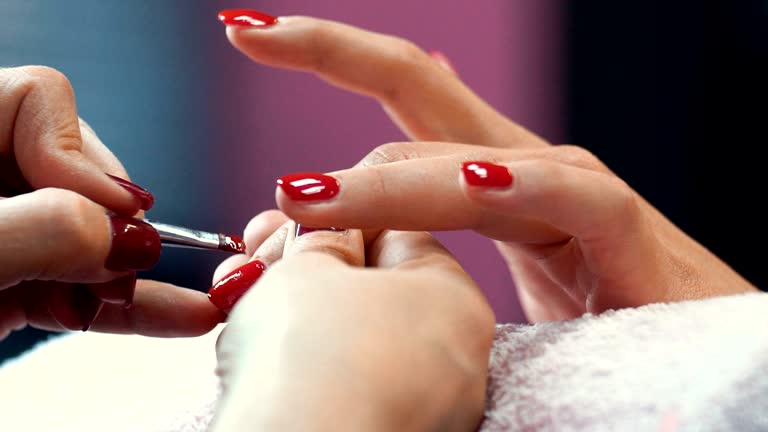 https://media.gettyimages.com/id/528218554/video/manicure-procedure.jpg?b=1&s=640x640&k=20&c=wdL44VUSSwyoC0riXW3S9JfR32nFjIdgUXagZROSwRw=