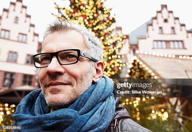 portrait of man on christmas market, frankfurt, germany - einzelner mann über 40 stock-fotos und bilder