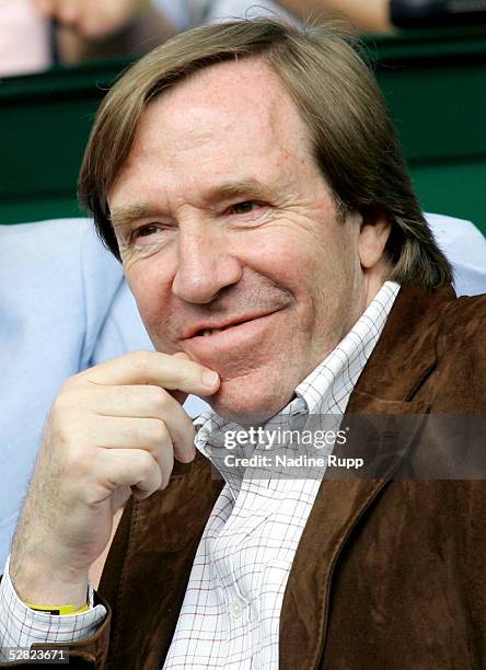 Guenther Netzer watches the match between Christophe Rochus of Belgium and Richard Gasquet of France during the Masters Series Hamburg at Rothenbaum...