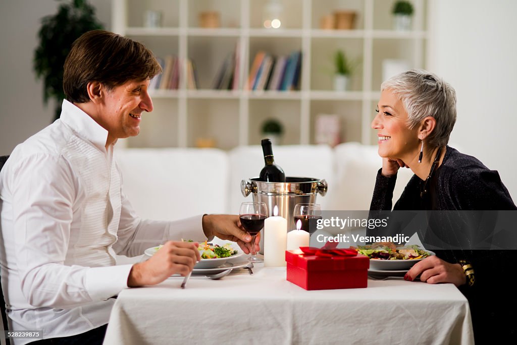 Senior- Älteres Paar in ein romantisches Abendessen genießen