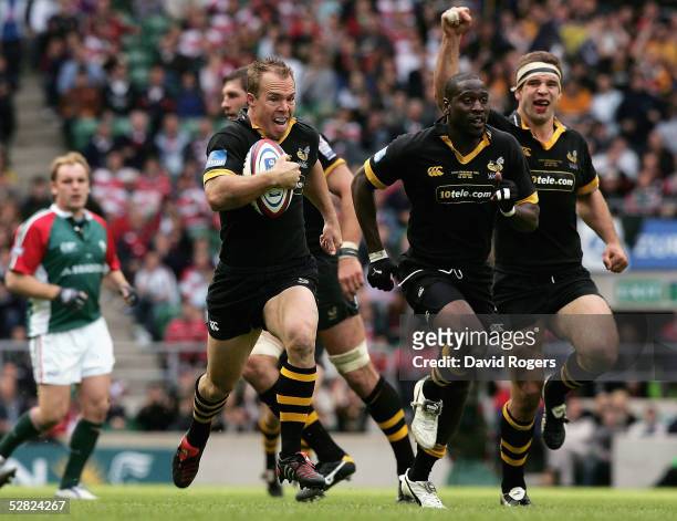 Mark Van Gisbergen of Wasps breaks through the Tigers defence to score a try during The Zurich Premiership Final match between Leicester Tigers and...