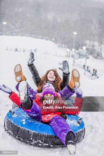 und snowtubing bei - pocono stock-fotos und bilder