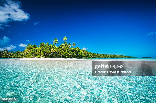 an island that forms part of the marine park, near the tuvalu mainland; tuvalu - tuvalu - fotografias e filmes do acervo