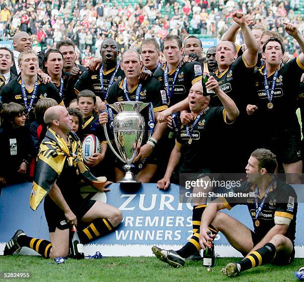 Captain, Lawrence Dallaglio holds up the trophy with his team after winning The Zurich Premiership Final match between Leicester Tigers and London...