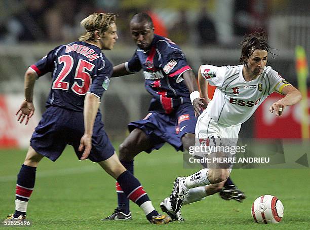 Sochaux's midfielder Mikael Isabey vies with Paris Saint Germain's midfielder Jerome Rothen and Brazilian forward Reinaldo during their French L1...