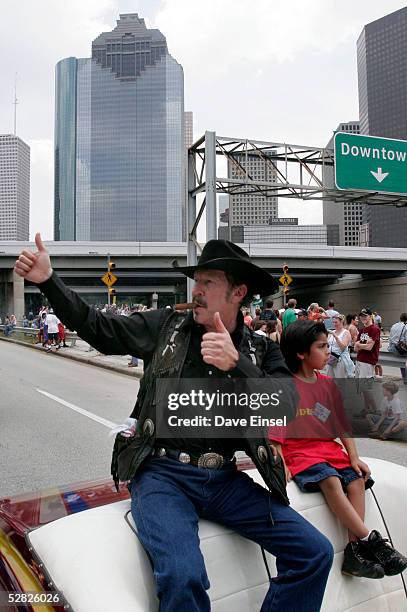 Musician, author and Texas gubernatorial hopeful Kinky Friedman waves to the crowd during the Everyone's Art Car Parade May 14, 2005 in Houston,...