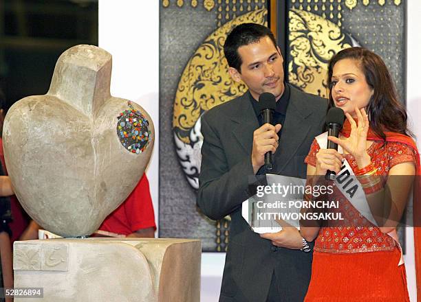 Miss India Amrita Thapar talks about her art work during a Miss universe promotional event in Bangkok, 15 May 2005. The 54th annual Miss Universe...