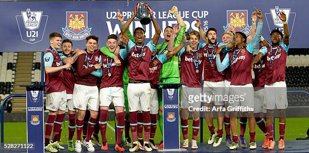 Reece Oxford of West Ham United lifts the trophy after winning the U21 Premier League Cup following the U21 Premier League Cup Final, Second Leg at...