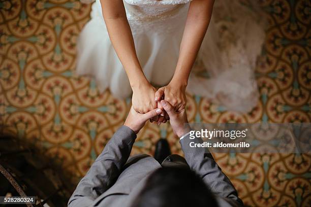 primo piano foto di sposo e sposa con le mani - coniugi foto e immagini stock