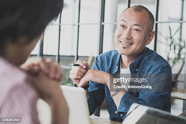 スナップ写真の肖像マチュア日本の男性のビジネスミーティング - 40代 男性 ストックフォトと画像
