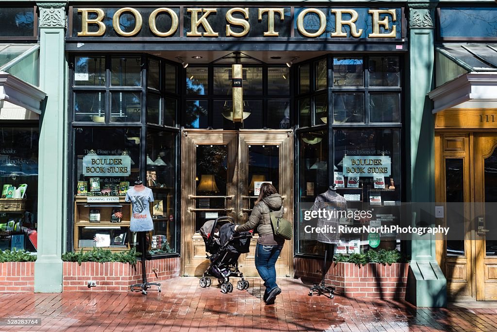 Librairie, le quartier historique de Pearl Street Mall à Boulder, dans le Colorado