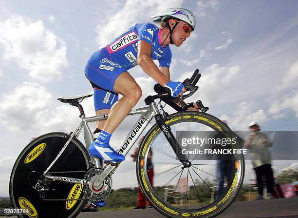 Italian Damiano Cunego rides 15 May 2005 during the eighth stage of the 88th Giro, the cycling Tour of Italy, a 45 km team time-trial between...