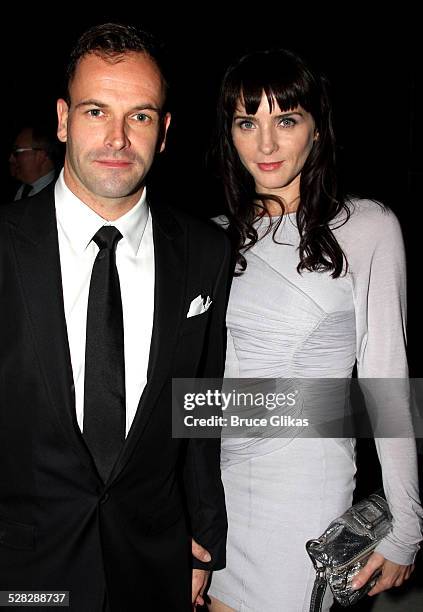 Arriba 69+ imagen jonny lee miller wife