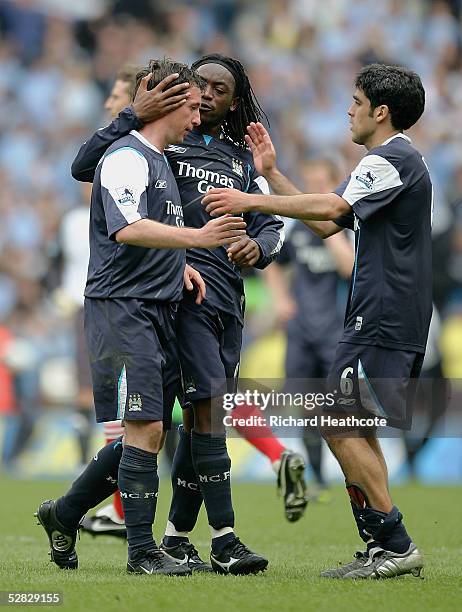 Claudio Reyna and Kiki Musampa console Robbie Fowler of Man City at the final whistle during the FA Barclays Premiership match between Manchester...