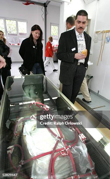 Visitors to the Gunther von Hagens Plastination factory look at a preserved human body May 15, 2005 in Heidelberg, Germany. Controversial German...