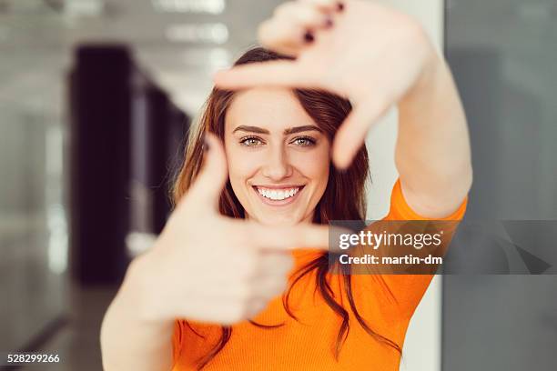 junge frau rahmung mit händen - finger frame stock-fotos und bilder