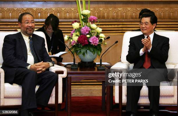 China's President Hu Jintao applauds Time Warner Chairman and CEO Richard Parsons at their meeting before the Fortune Global Forum banquet at the...