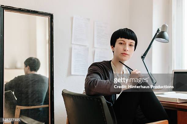 female student at home - estudiando flexo fotografías e imágenes de stock