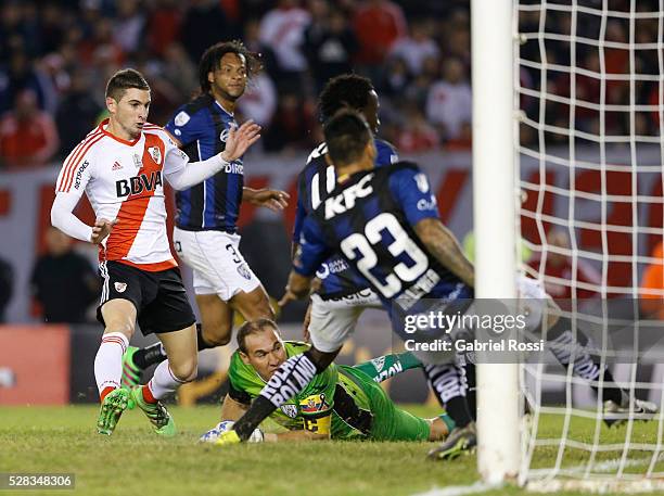 Lucas Alario of River Plate kicks the ball to score the first goal of his team during a second leg match between River Plate and Independiente del...