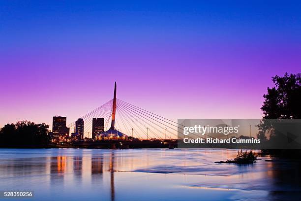 esplanade riel bridge over the red river, winnipeg, manitoba, canada - esplanade riel fotografías e imágenes de stock