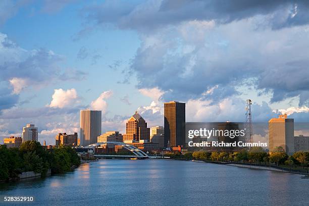 genesee river, rochester skyline, new york state, usa - rochester estado de nova york - fotografias e filmes do acervo